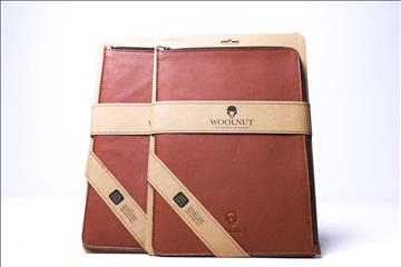 Skydd till Macbook 2st - Woolnut Leather Folio for Macbook 13". Ny, Obruten förpackning.