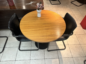 Cafébord med 2 st. Stolar
