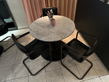 Cafébord i marmor med 3 st. stolar