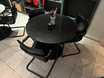 Cafébord i svart marmor med 3 st. stolar