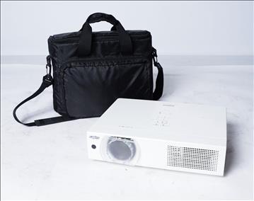 Projektor i väska - Sanyo XGA Projector PLC-XU106