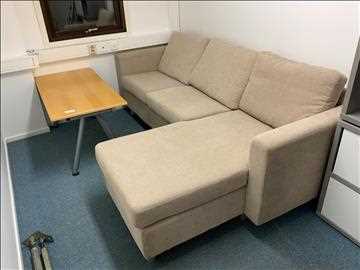 Soffa och bord  Soffa L=  255 cm vinkel del = 160 cm djup.  fläckar finns fabrikat okänd