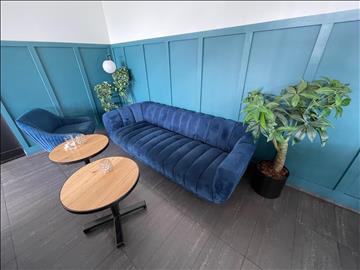 Soffa, fåtölj och 2st bord, lampa med hyllplan 
