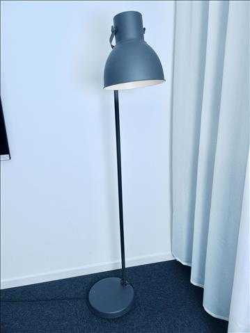 Lampa grå