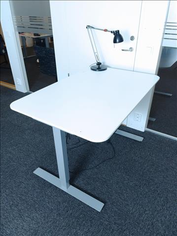 Höj- och sänkbart skrivbord - Ikea BEKANT, inkl skrivbordslampa.