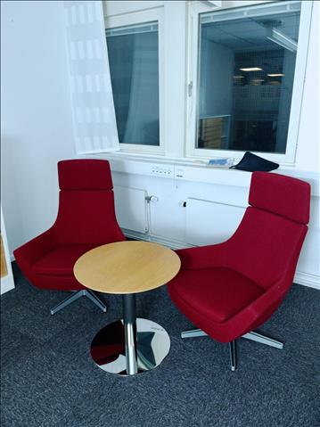 Loungemöbler - 2 st fåtöljer; Swedese, vinröd, textil och metall, samt; 1 st. bord (trä och metall).