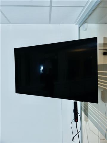 TV - Philips, 50”, inkl fjärrkontroll och väggfäste.