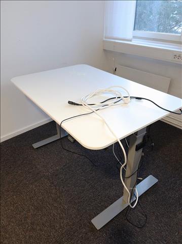 Höj- och sänkbart skrivbord - Ikea, BEKANT, inkl div sladdar.  Funktionstestad.