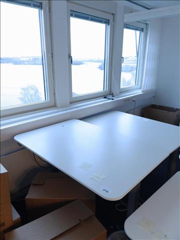 Höj- och sänkbart skrivbord -  Troligen defekt.