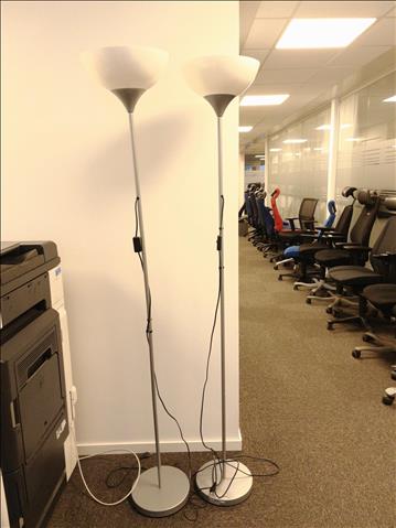 Golvlampa - 2 st, metall och plast.