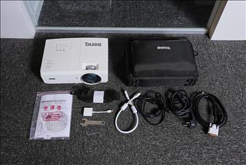 Projektor - Benq Digital projector MW727. Inkl. skyddsväska, sladdar (HDMI, strömkabel, bildkabel och adapter).