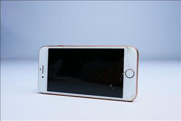 iPhone 8 - 64 GB, Rose Gold, Apple. 99procent batterihälsa, slitage, repor, sprucken skärm.