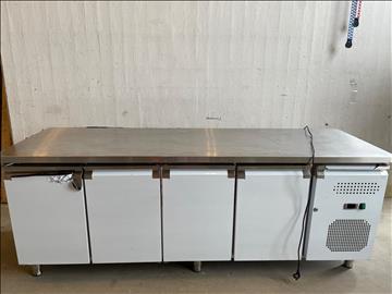  Rostfri Kylbänk - ca mått: 223x70x85,5 cm Obs! Vit skyddsplast. 