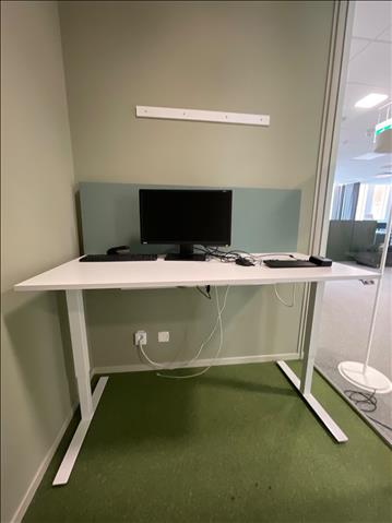 Elektriskt höj och sänkbart skrivbord med skärmvägg edsbyn 