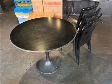 Bord och 3 st stolar TON ca mått: Dia 89 cm