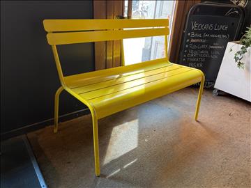 Gul soffa i plåt - fermbob ca mått: 110 cm 