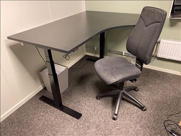 Skrivbord elektriskt och kontorsstol.