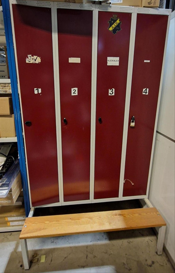Klädskåp i metall nr 2