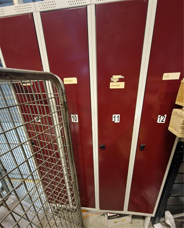 Klädskåp i metall nr 3