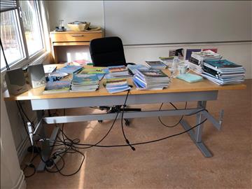 Elektriskt höj och sänkbart skrivbord med kontorsstol 