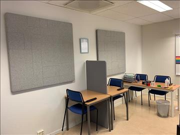 Parti m Kontorsmöbler (skrivbord/stolar/kontorsskärmar/ mm.)