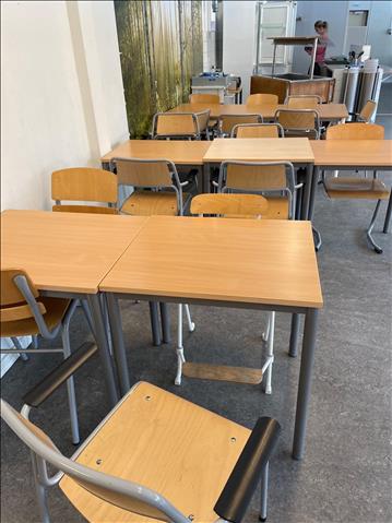 13st bord i olika storlekar, 29 stapelbara stolar och stolar 