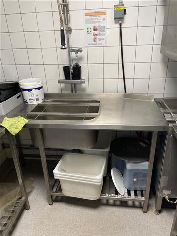 Rostfri utmatningsbänk med diskho Obs! Blandare ingår ej 