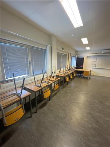 10 st bänkar, 10 stolar och div möbler