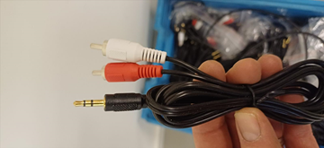 Diverse elektronik - nätadaptrar, audiokablar m.m.