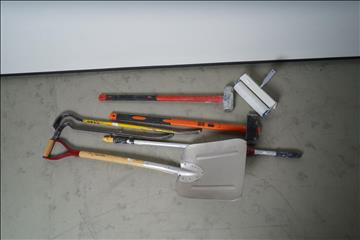 Diverse verktyg, släggyxa, slägga, kofot 2st, spade, spiked roller.