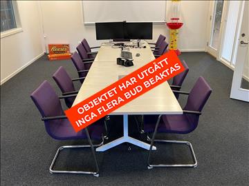 Konferensrum med möblering samt teknikutrustning. - OBJEKTET HAR UTGÅTT