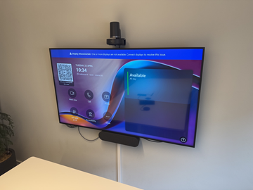 Konferensutrustning med kamera och TV-skärm