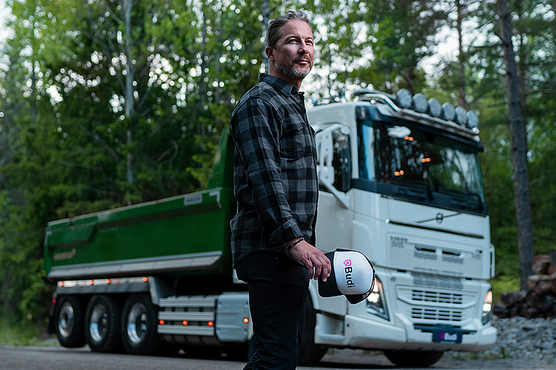 Var du än är i Sverige kan Budi